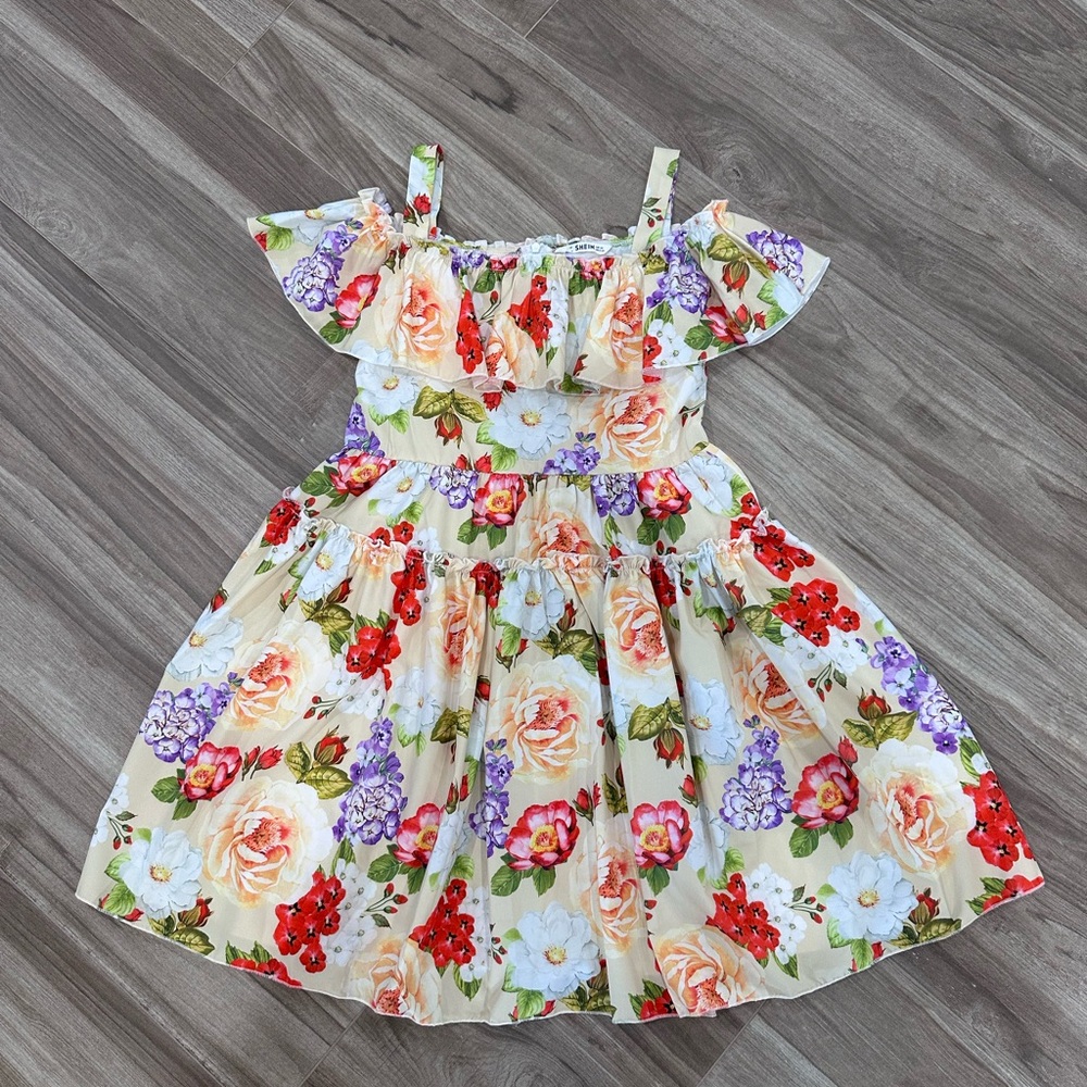 Beautiful flower dress, off shoulder ruffle. Stunning design! Size 11-12